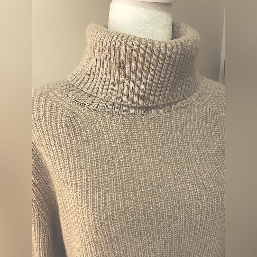 Banana Republic 100% Cashmere Ribbed Turtleneck Sweater. Size Small. Taupe.